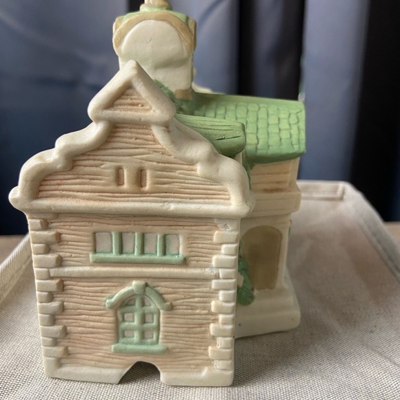 Vintage Wang"s International Ceramic Village City Hall, can be lit. - Picture 4 of 9